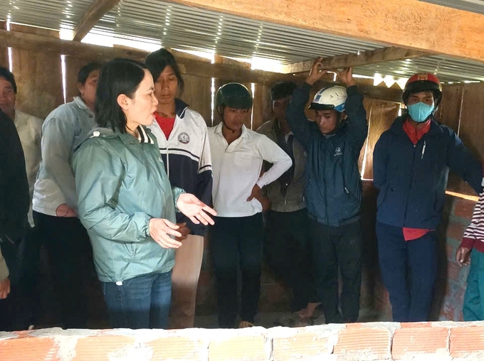 Nguyen Thi Thuc, Deputy Director of Kon Plong District Agricultural Service Center, guides people in disease prevention for livestock. Photo: Tuan Anh.