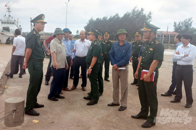 Ông Hà Sỹ Đồng, Phó Chủ tịch UBND tỉnh Quảng Trị, chỉ đạo các địa phương, các ngành chức năng triển khai các giải pháp để không còn tàu cá '3 không'. Ảnh: Võ Dũng.