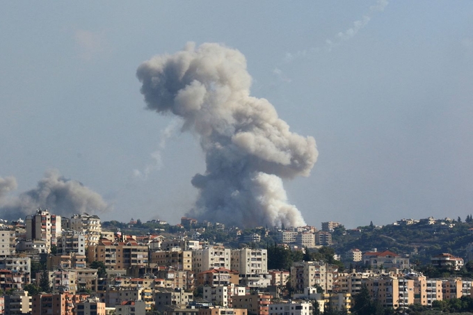 Khói bốc lên từ một vị trí bị Israel không kích ở Zaita, Lebanon, hôm 23/9. Ảnh: AFP.