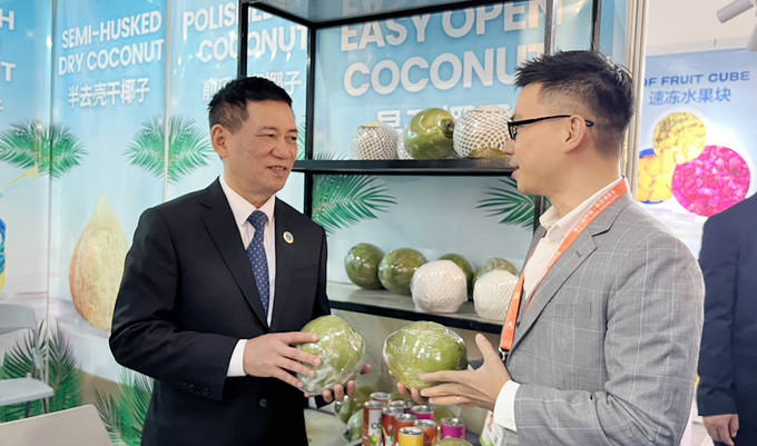 Deputy Prime Minister Ho Duc Phoc listened to the sharing of Vietnamese coconut enterprises at the 21st China-ASEAN Expo (CAEXPO).