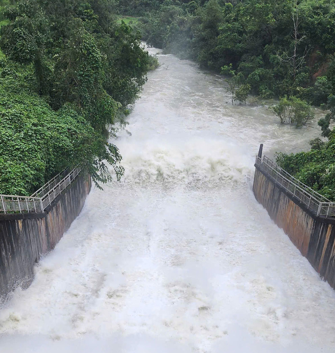 Cam Son discharge lake releases water to reduce pressure on the lake bed. Photo: Dong Thai.