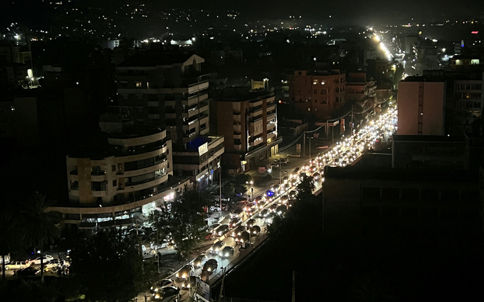 Dòng xe đi sơ tán về phía Bắc ở thành phố Sidon, Lebanon, tối 23/9. Ảnh: AFP.