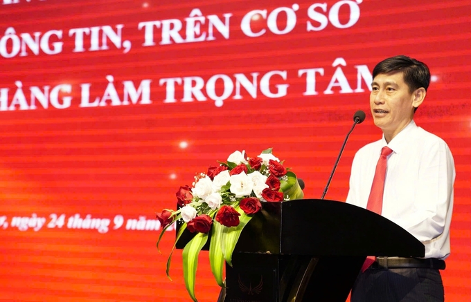 Ông Phan Văn Bá, Phó Trưởng Văn phòng đại diện Agribank khu vực Tây Nam Bộ chia sẻ giải pháp chuyển đổi số gắn với an ninh, an toàn, bảo mật thông tin, trên cơ sở lấy khách hàng làm trọng tâm. Ảnh: Minh Khương.