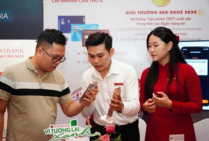 Khách hàng tham gia trải nghiệm các dịch vụ, tiện ích số của Agribank. Ảnh: Minh Khương.