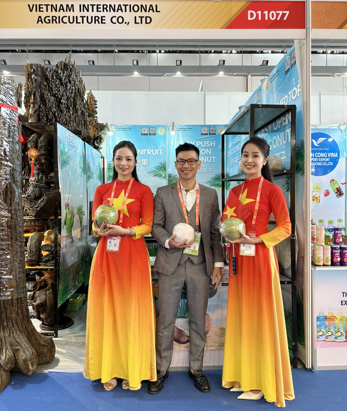 Enterprises participate in promoting Vietnam's coconut industry in China.