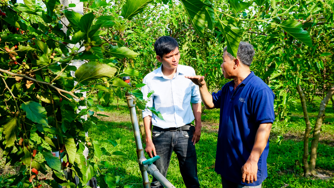 Anh Vũ (phải) chia sẻ bí quyết làm nông nghiệp hữu cơ kiểu Nhật với phóng viên. Ảnh: Lê Bình.