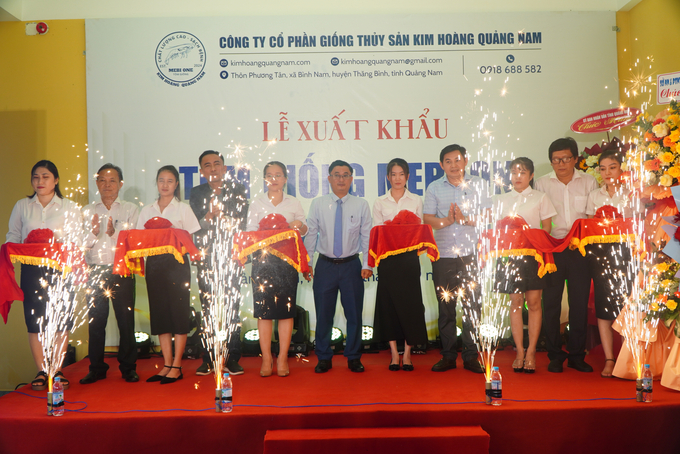 The handover ceremony for a shipment of 2.5 million Mebi One shrimp seeds from Kim Hoang Aquatic Breeding Joint Stock Company (Quang Nam), valued at $ 10,000, to Yong Sing Seafood Co., Ltd (Taiwan)