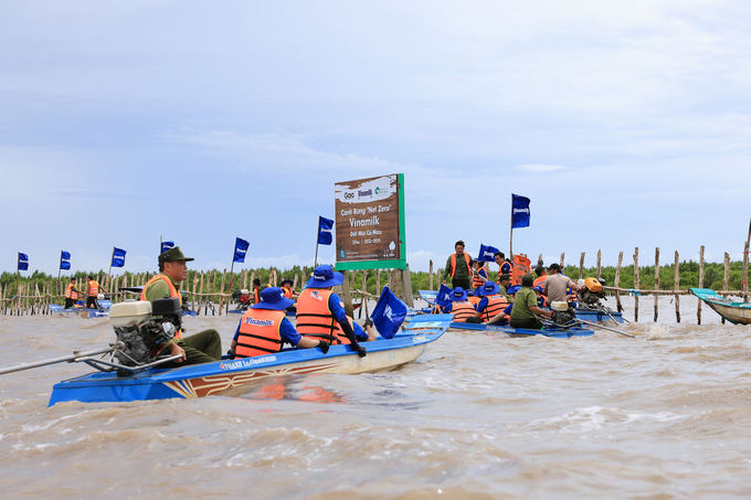 Hoạt động nhân viên tham gia tái sinh rừng được Vinamilk thực hiện thường niên để đóng góp cho dự án  Cánh rừng Net Zero. Ảnh: Đức Trung.