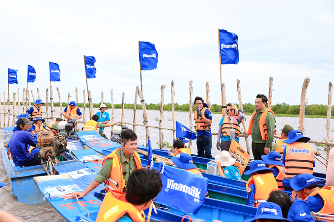 Đứng giữa khu vực cánh rừng của Vinamilk, ông Lê Hoàng Minh nhấn mạnh vai trò của các bể hấp thụ carbon với mục tiêu Net Zero 2050. Ảnh: Đức Trung.