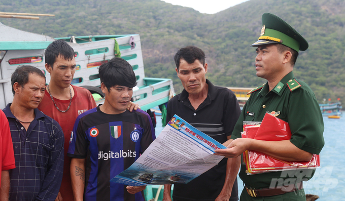 The Border Guard of Ba Ria - Vung Tau is implementing comprehensive measures both on land and at sea to enforce a strict control over fishing vessels that are not eligible to set sail. Photo: Le Binh.