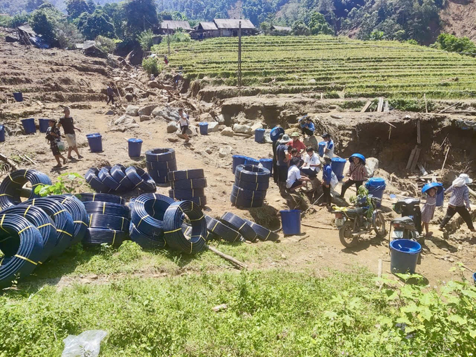 Các mạnh thường quân chung tay hỗ trợ người dân huyện Bát Xát khắc phục hệ thống nước sinh hoạt. Ảnh: H.Đ.