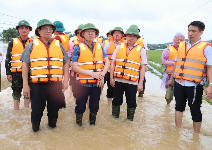 Prime Minister Pham Minh Chinh inspects flood prevention and control work in Bac Giang on September 10. Photo: Dong Thai.