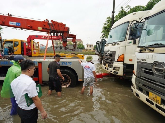 Cán bộ Bảo hiểm Agribank Nam Định tham gia cứu hộ phương tiện của khách hàng bị ngập tại Hà Nam. Ảnh: ABIC