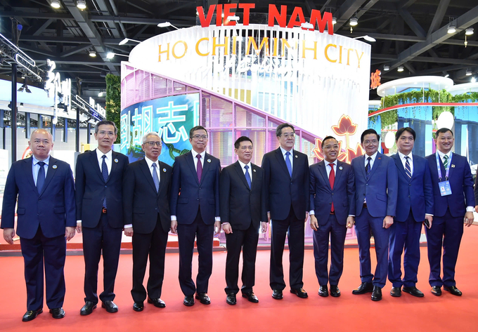 Deputy Prime Minister Ho Duc Phoc (fifth from the left), Deputy Prime Minister of China Ding Xuexiang (sixth from the left), along with representatives from the departments and agencies of both countries, attended the opening of the exhibition space 'HCMC - A City of Colourful Charms.' Photo: ITPC.