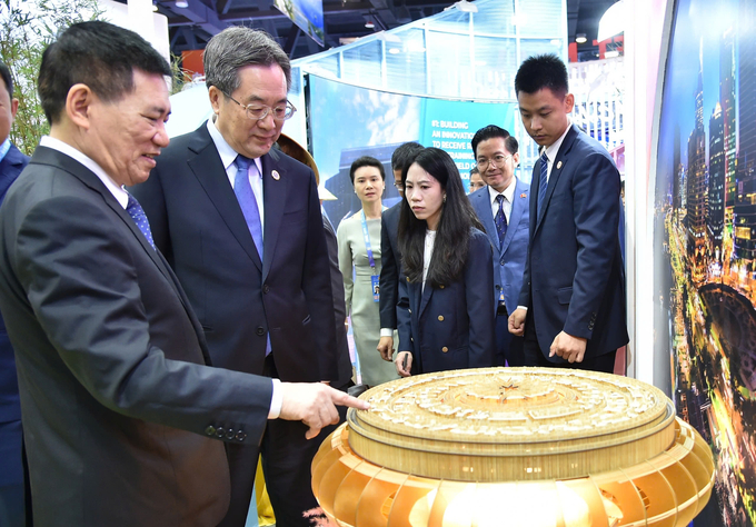 Deputy Prime Minister Ho Duc Phoc introduced Deputy Prime Minister of China Ding Xuexiang to a bronze drum made from bamboo sticks. Photo: ITPC.