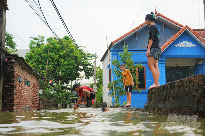 Tình trạng ngập lụt vẫn kéo dài 3 - 5 ngày tới tại một số khu vực ngoại thành Hà Nội. Ảnh: Hùng Khang.