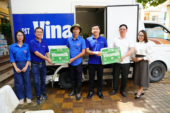 Vinamilk ưu tiên hỗ trợ sản phẩm dinh dưỡng cho các em học sinh. Tiếp nối, công ty cũng đang thực hiện thêm chương trình 'Vượt thiên tai - Tiếp bước tương lai' cùng với Trung ương Đoàn TNCS Hồ Chí Minh. Dự kiến, có thêm 3 tỷ đồng giá trị sản phẩm dinh dưỡng được ủng hộ bởi cộng đồng và cán bộ công nhân viên Vinamilk; và đối ứng thêm 3 tỷ đồng sản phẩm từ Vinamilk đóng góp thêm. Tất cả tiếp tục được trao cho trẻ em, sinh viên có hoàn cảnh khó khăn trên địa bàn các tỉnh bị ảnh hưởng bão lũ. Ảnh: Tịnh Không.