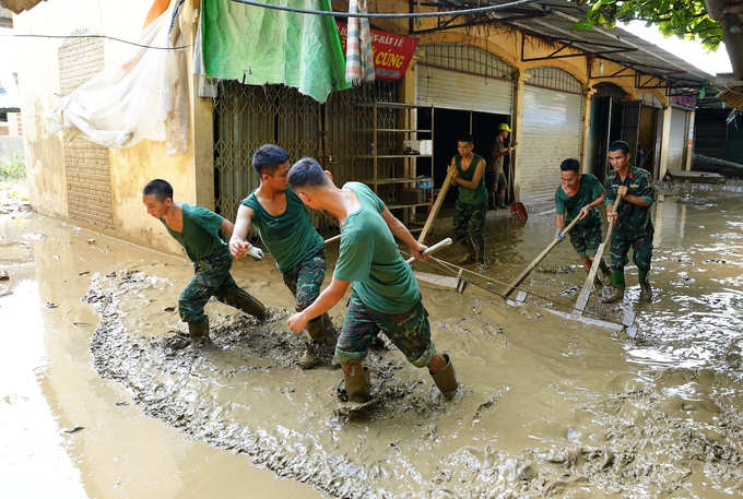 Tại huyện Trấn Yên, TP Yên Bái, tỉnh Yên Bái, người dân, các lực lượng tình nguyện và cán bộ chiến sĩ Tiểu đoàn 5, Trung đoàn 148, Sư đoàn 316, Quân khu 2, nỗ lực khắc phục hậu quả bão lũ suốt nhiều ngày qua. Ảnh: Tịnh Không.