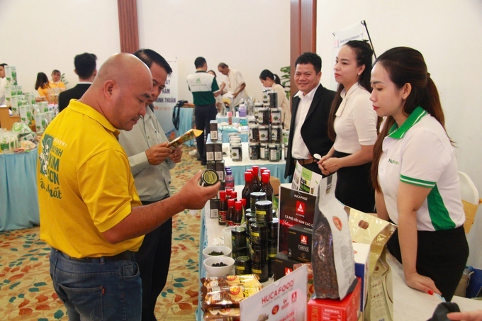 The displayed products attracted the delegates attending the conference. Photo: TL.