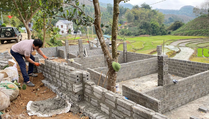 Building barns instead of letting cattle graze freely helps to improve the efficiency of livestock production models. Photo: H.D.