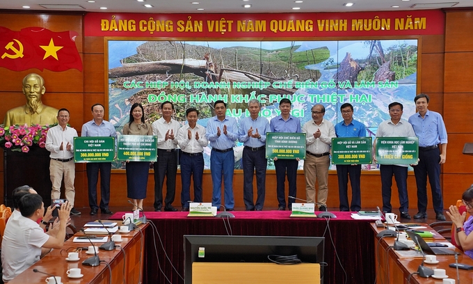 Many organizations and individuals have donated money and goods to help locals stabilize their production after the floods. Photo: Bao Thang.