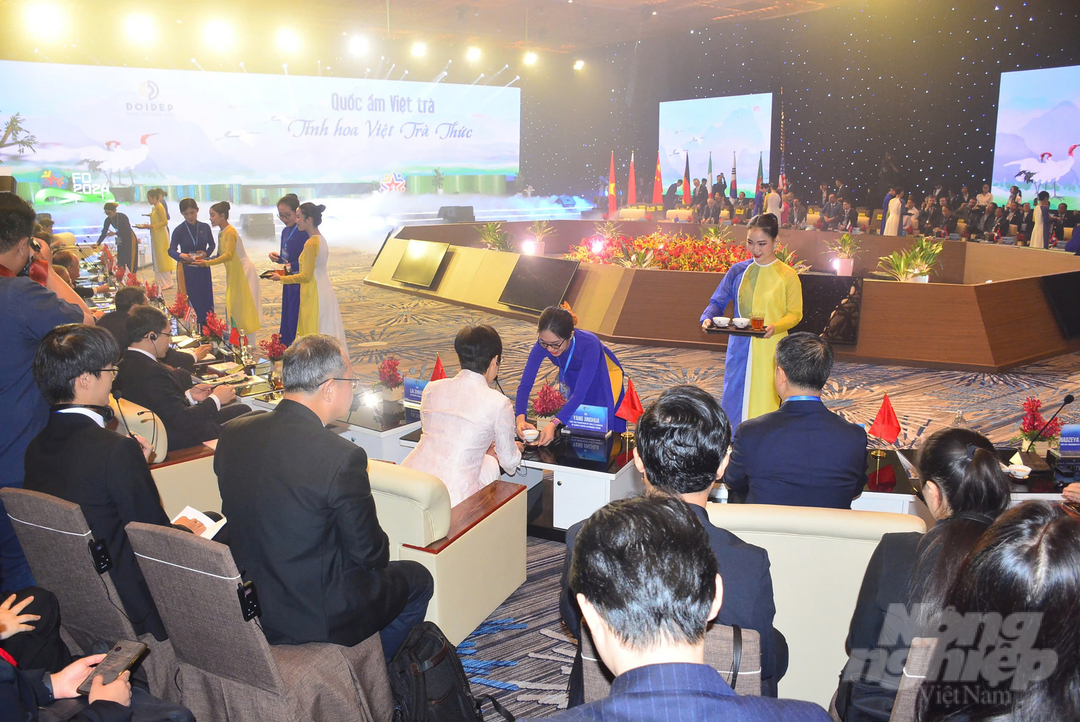 Warm, fragrant cups of tea are offered to international guests, embodying the hospitality of the Vietnamese people.