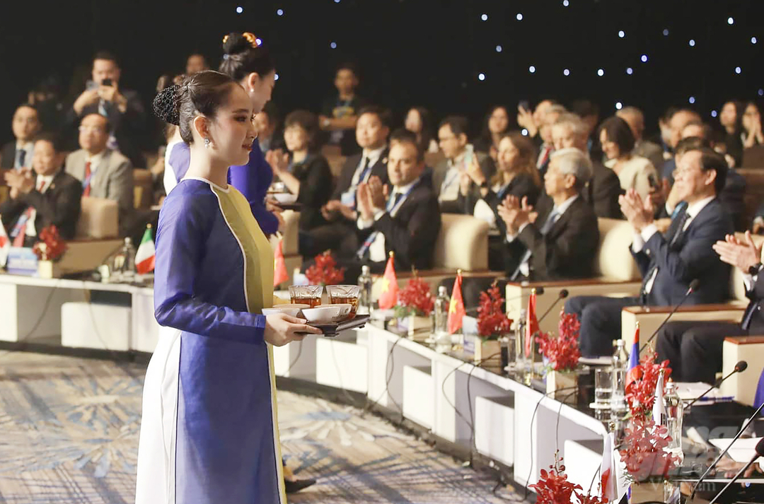 With this program, tea officially becomes the medium of transmission and connection between Vietnam and international friends at a large-scale diplomatic event.