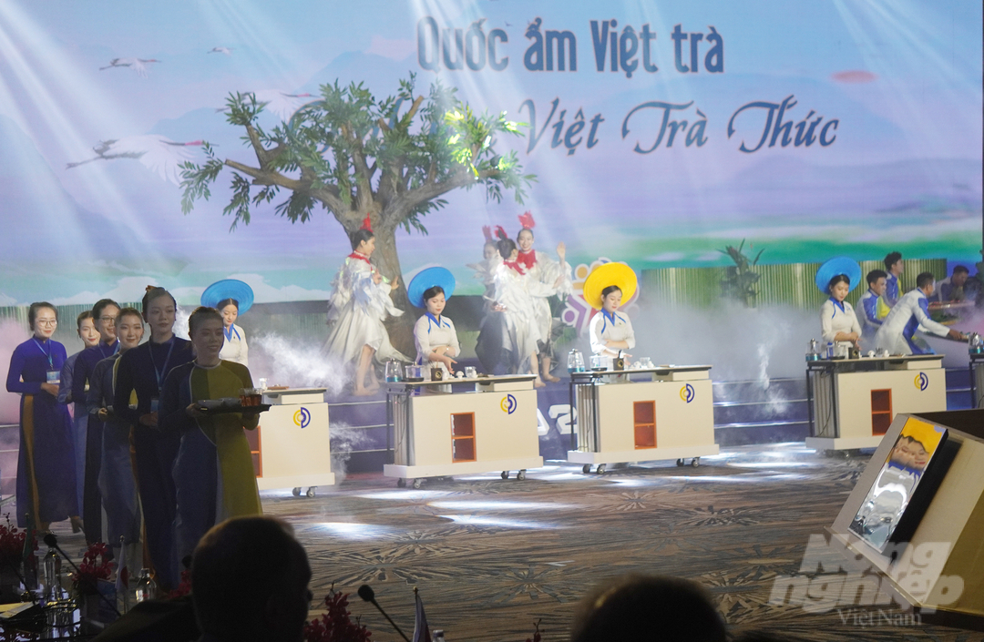 Through this, Vietnamese tea culture is not only celebrated but also conveys the age-old dream of the nation for a peaceful world, where cultural identities are spread and embraced in friendship.