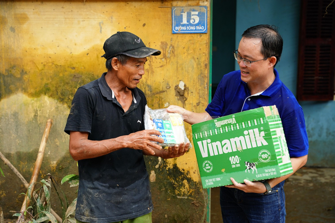 Hơn 3.500 phần quà gồm sữa, nước, bánh… do các nhân viên Vinamilk cùng nhau chuẩn bị trong 1 ngày và tận tay gửi đến những người dân tại Yên Bái, Thái Nguyên. Đa phần các hộ dân đều có người già, trẻ em đang rất cần được tăng cường sức khỏe, dinh dưỡng trong giai đoạn này. Ảnh: Tịnh Không.