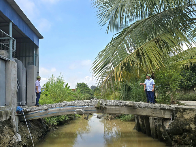 Lãnh đạo Công ty Thủy lợi Thủy Nguyên kiểm tra việc thực hiện xử lí vi phạm tại xã Lại Xuân. Ảnh: Đinh Mười.