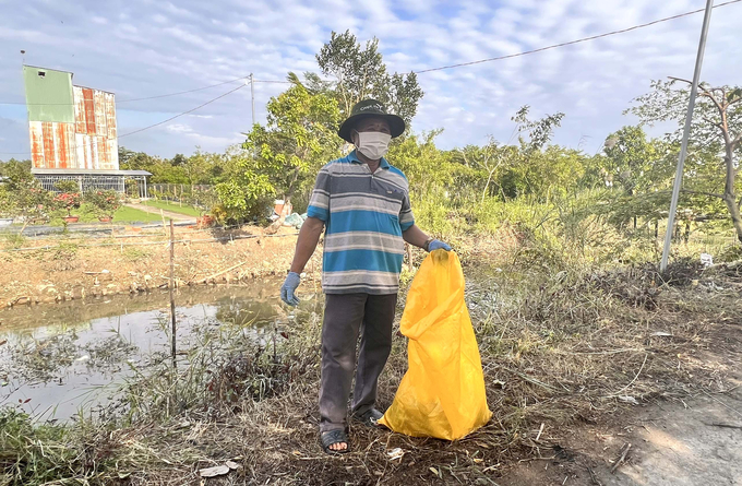 Farmers participating in the collection of pesticide packaging. Photo: Son Trang.