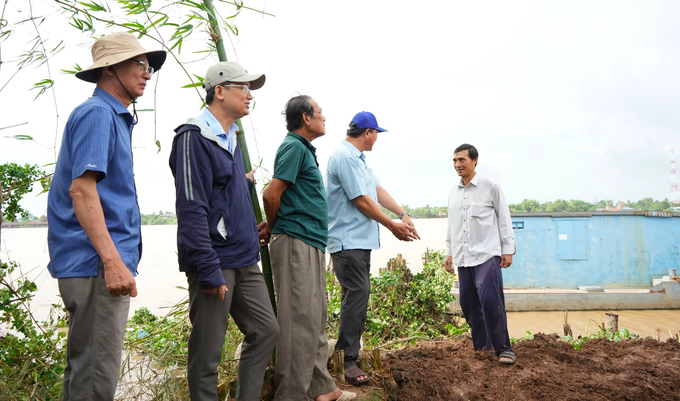 Ông Nguyễn Minh Cảnh (bên trái), Phó Chủ tịch UBND tỉnh Bến Tre khảo sát vụ sạt lở tại cồn Phú Đa. Ảnh: Minh Đảm.