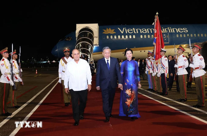 Thường trực Ban Bí thư Đảng Cộng sản Cuba Roberto Morales Ojeda đón Tổng Bí thư, Chủ tịch nước Tô Lâm và phu nhân tại La Habana. Ảnh: TTXVN.