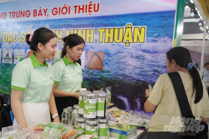 Doanh nghiệp các tỉnh, thành mang đặc sản địa phương giới thiệu với người tiêu dùng TP.HCM. Ảnh: Nguyễn Thủy.