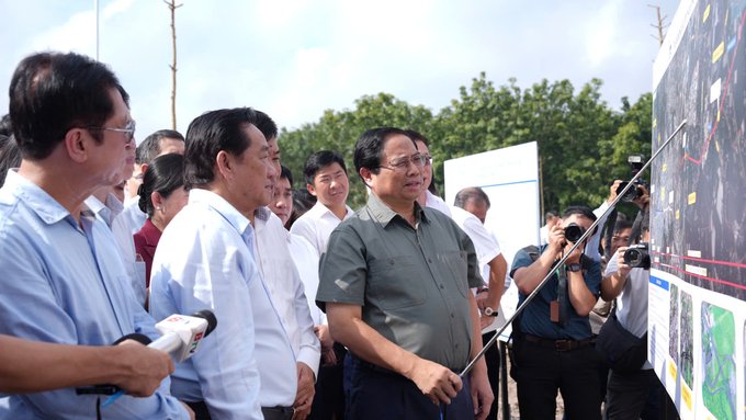 Sáng cùng ngày, Thủ tướng Phạm Minh Chính và đoàn công tác đã kiểm tra, khảo sát hướng tuyến dự án đường bộ cao tốc Thành phố Hồ Chí Minh - Thủ Dầu Một - Chơn Thành.