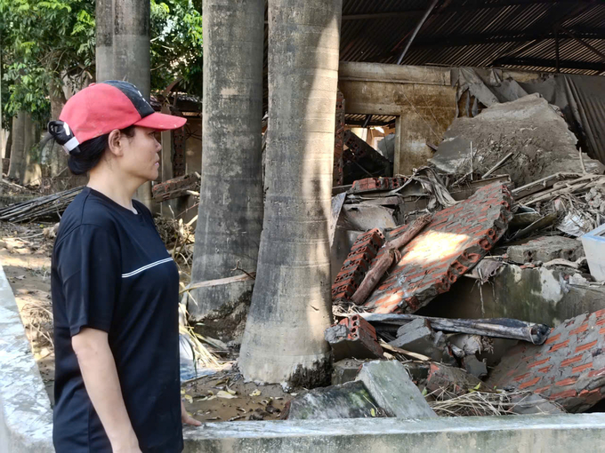 Vinh was heartbroken while looking at the ruined farm. Photo: Thanh Tien.