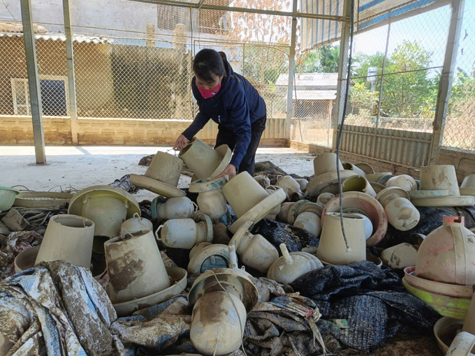 There should be specific policies to support livestock farmers affected by floods. Photo: Thanh Tien.