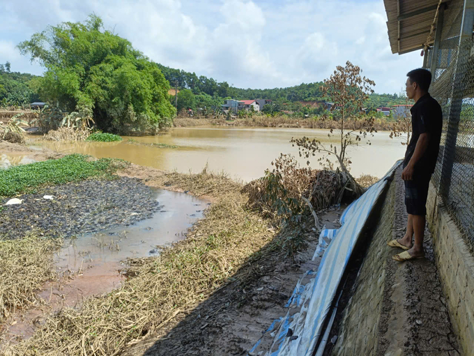 Dead chickens and a pile of debt are all that Xuan has left after the storm. Photo: Thanh Tien.