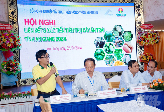 Mr. Lam Van Thong, Deputy Director of New Products at Ca Mau Fertilizer, discussed the effectiveness of demonstration models on various fruit crops when using cultivation solutions from Ca Mau Fertilizer. On average, the yield of red-fleshed jackfruit increased by 14.3%, and mangoes saw a 12.2% increase. Photo: Le Hoang Vu.