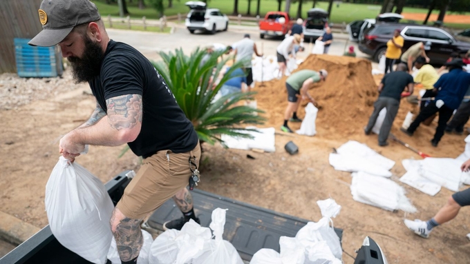 Người dân thành phố Tallahassee đóng bao cát chuẩn bị cho trận lũ lụt có thể xảy ra khi bão Helene tiến về phía bờ biển. Ảnh: Sean Rayford.