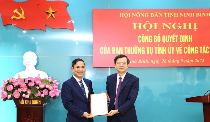 Bí thư Tỉnh ủy Ninh Bình Đoàn Minh Huấn (phải) trao quyết định điều động, bổ nhiệm giữ chức Chủ tịch Hội Nông dân tỉnh cho ông Hoàng Văn Thắng. Ảnh: Báo Ninh Bình.