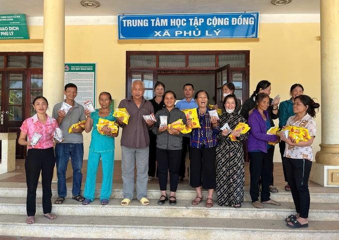 Nông dân xã Phủ Lý, huyện Phú Lương (Thái Nguyên) hồ hởi đón nhận chế phẩm vi sinh Emuniv. Ảnh: Quang Linh.