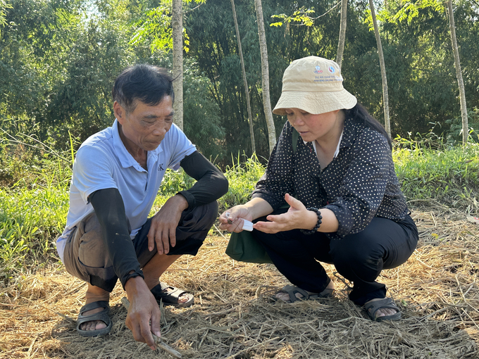 Bà Bùi Thị Hồng Hà (bên phải) hướng dẫn người dân cách chăm sóc cây trồng sau khi sử dụng chế phẩm vi sinh. Ảnh: Quang Linh.