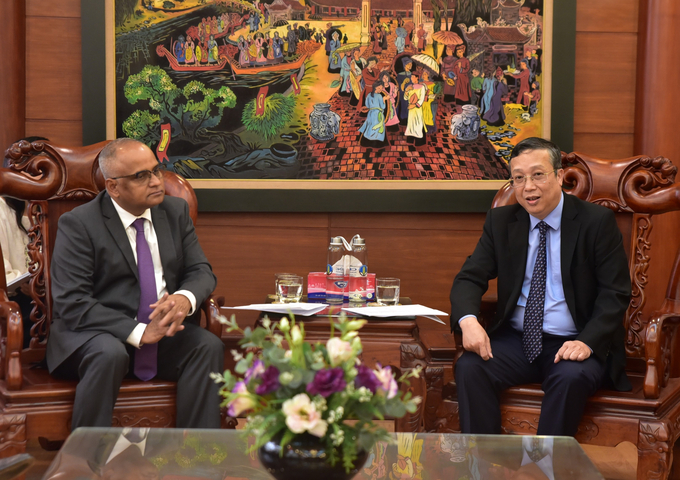 Deputy Minister of Agriculture and Rural Development (MARD) Hoang Trung (right in the photo) met and worked with Mr. Shantanu Chakraborty, the Country Director of the Asian Development Bank (ADB) in Vietnam. Photo: Linh Linh.