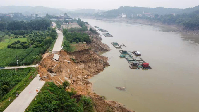 Sạt, trượt đê tả Lô ở xã Hùng Long, huyện Đoan Hùng. Ảnh: TQ.