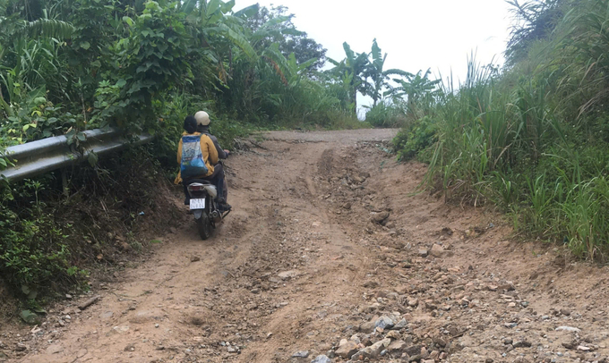 Nhường đất làm lòng hồ thủy điện nhưng hơn 10 năm nay, người dân vẫn phải đi trên con đường bong tróc này. Ảnh: Đăng Lâm. 