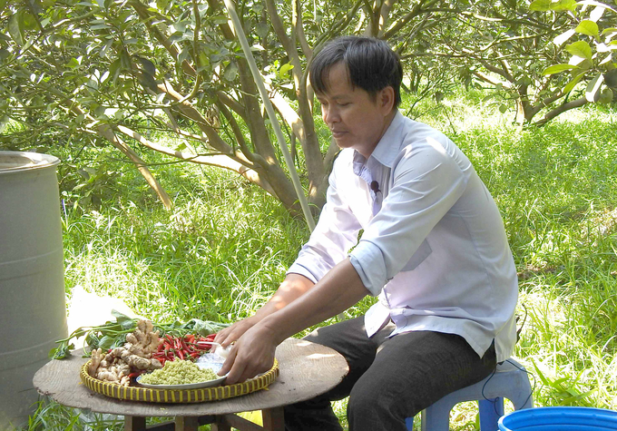 Farmers are producing biological plant protection agents using locally available herbs. Photo: Thanh Son.