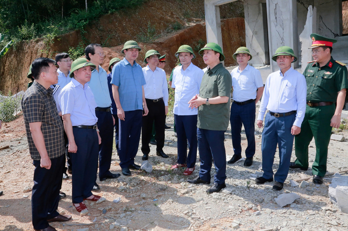 Phó Thủ tướng Chính phủ Trần Hồng Hà cùng lãnh đạo tỉnh kiểm tra khu vực sạt lở tại Trường THCS Lâm Phú, huyện Lang Chánh. Ảnh: Lê Hợi.