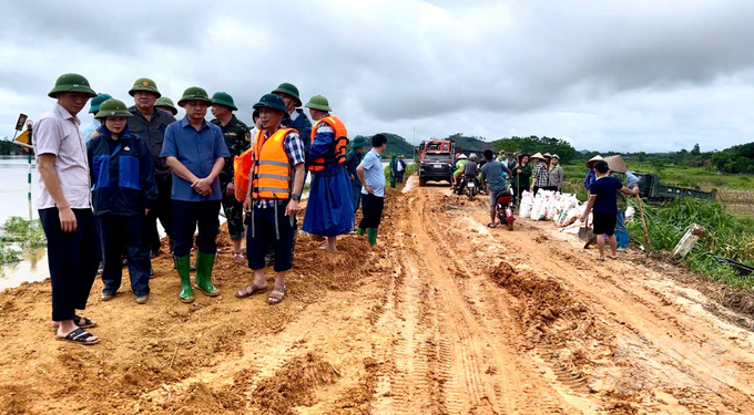 Lãnh đạo tỉnh Tuyên Quang kiểm tra hiện trạng hệ thống các tuyến đê dọc sông Lô đoạn qua địa phận huyện Sơn Dương. Ảnh: Đào Thanh.