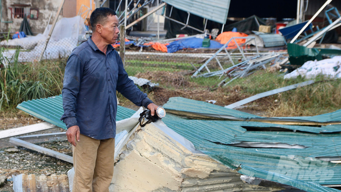 Dong Quang Cuong was heartbroken at the sight of devastated barns due to Typhoon No. 3. Photo: Nguyen Thanh.